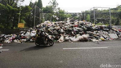 Tumpukan Sampah yang Mengganggu di Jalan Gunung Batu Bandung
