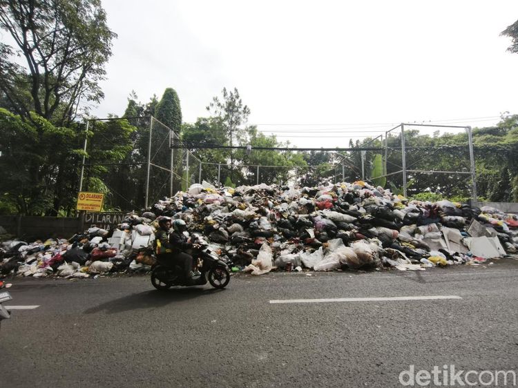 Tumpukan Sampah yang Mengganggu di Jalan Gunung Batu Bandung