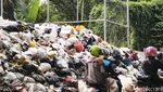 Tumpukan Sampah yang Mengganggu di Jalan Gunung Batu Bandung