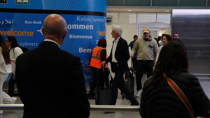 USA-TRAVEL/ A traveler waits for his vehicle at an Uber passenger pick-up area at Terminal 8 at John F. Kennedy International Airport, ahead of U.S. President Donald Trump?s reinstatement of a new travel ban barring citizens of 12 countries from entering the U.S., in New York, U.S., June 8, 2025. REUTERS/Bing Guan