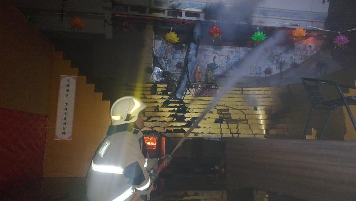 Gedung vihara di Jalan Cilincing Lama, Cilincing, Jakarta Utara, Senin (9/6/2025), kebakaran. Belasan unit pemadam kebakaran (damkar) dikerahkan untuk memadamkan api.
