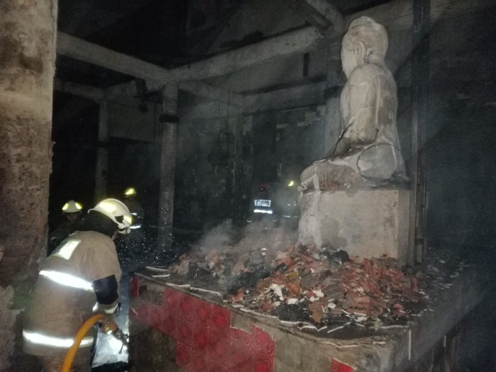 Vihara di Cilincing Jakut Terbakar Gedung vihara di Jalan Cilincing Lama, Cilincing, Jakarta Utara, Senin (9/6/2025), kebakaran. Belasan unit pemadam kebakaran (damkar) dikerahkan untuk memadamkan api.