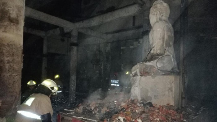 Gedung vihara di Jalan Cilincing Lama, Cilincing, Jakarta Utara, Senin (9/6/2025), kebakaran. Belasan unit pemadam kebakaran (damkar) dikerahkan untuk memadamkan api.