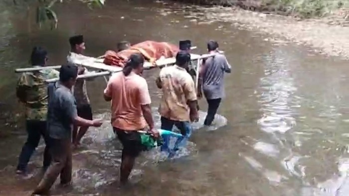Viral warga di Ponorogo mengusung jenazah melintasi sungai
