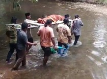 Viral Tradisi Warga Ponorogo Gotong Jenazah Seberangi Sungai
