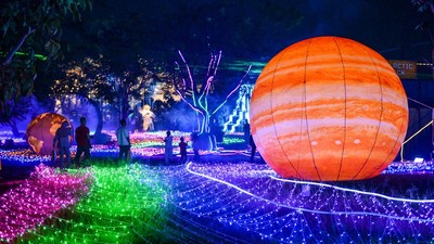 Wahana Galactic Glow di Bandung Ramai Dikunjungi Wisatawan Selama Libur Idul Adha