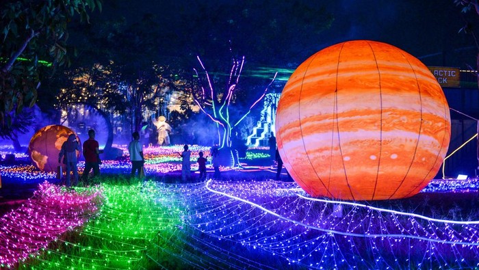 Wahana Galactic Glow saat libur Idul Adha Wisatawan mengunjungi wahana Galactic Glow di PVJ Mall, Bandung, Jawa Barat, Senin (9/6/2025). Selama libur Idul Adha 2025, pengelola mencatat sebanyak 1.500 wisatawan dari Jawa Barat dan Jabodetabek mengunjungi wahana tersebut. ANTARA FOTO/Raisan Al Farisi/rwa.