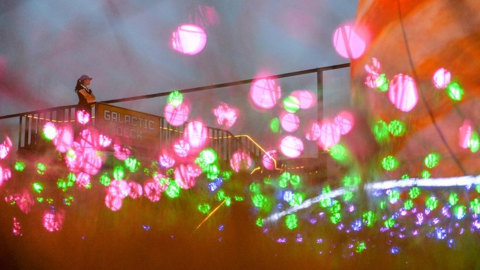 Wisatawan mengunjungi wahana Galactic Glow di PVJ Mall, Bandung, Jawa Barat, Senin (9/6/2025). Selama libur Idul Adha 2025, pengelola mencatat sebanyak 1.500 wisatawan dari Jawa Barat dan Jabodetabek mengunjungi wahana tersebut. ANTARA FOTO/Raisan Al Farisi/rwa.