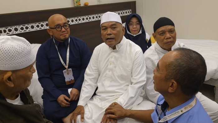 Wakil Kepala BP Haji RI, Dahnil Anzar Simanjuntak, saat mengunjungi hotel transit jemaah safari wukuf lansia, di wilayah Aziziyah, Makkah, Minggu (8/6/2025).
