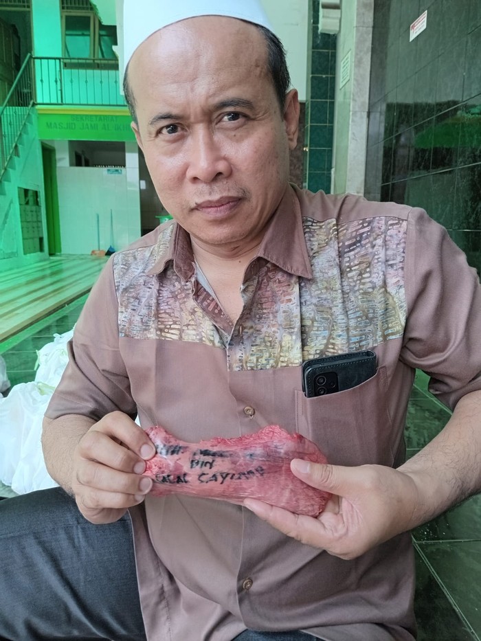 Warga Kota Tangerang Selatan dibuat heboh dengan penemuan potongan paru sapi kurban yang bertuliskan nama seseorang. (dok Istimewa)