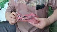 Di potongan paru sapi kurban itu bertuliskan nama Muhamad Musofa bin Jalal Sayuti. Tulisan itu berwarna hitam, awalnya tulisan terlihat terang (dok Istimewa)