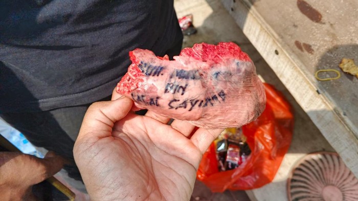 Warga Kota Tangerang Selatan dibuat heboh dengan penemuan potongan paru sapi kurban yang bertuliskan nama seseorang. (dok Istimewa)