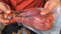 Warman mengaku ketika pertama kali menemukannya, langsung berupa menggosok bagian tulisan tersebut. Dia mengaku tulisan tersebut tidak hilang. (Kurniawan F/detikcom)