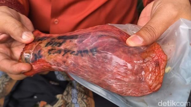 Warga Kota Tangerang Selatan dibuat heboh dengan penemuan potongan paru sapi kurban yang bertuliskan nama seseorang. (Kurniawan F/detikcom)