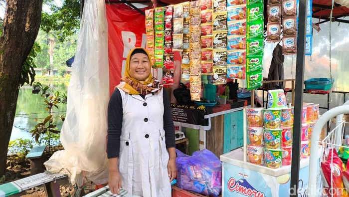 Yulia di depan lapak makanan dan minumannya di Taman Wisata Alam Linggarjati Kuningan