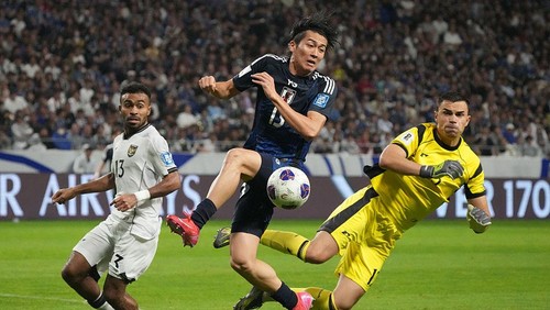 SUITA, JAPAN - JUNE 10: Keito Nakamura of Japan (C) and Emil Audero of Indonesia (R) battle for the ball during the FIFA World Cup Asian Third Qualifier Group C match between Japan and Indonesia at Panasonic Stadium Suita on June 10, 2025 in Suita, Osaka, Japan. (Photo by Koji Watanabe/Getty Images)