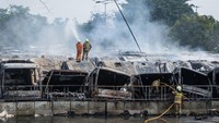 Kebakaran tersebut menghanguskan 50 bus Transjakarta bekas. (ANTARA FOTO/Putra M. Akbar)