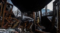 Insiden ini diduga akibat percikan api saat proses pengelasan yang mengenai bahan mudah terbakar. (ANTARA FOTO/Putra M. Akbar)