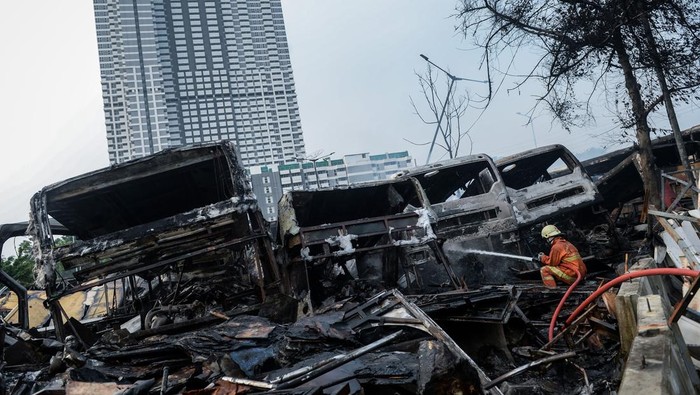 Petugas pemadam kebakaran melakukan proses pendinginan usai memadamkan api yang membakar bus Transjakarta bekas di Terminal Rawa Buaya, Jakarta, Selasa (10/6/2025). Kebakaran tersebut menghanguskan 50 bus Transjakarta bekas yang diduga akibat percikan api saat proses pengelasan yang mengenai bahan mudah terbakar. ANTARA FOTO/Putra M. Akbar/tom.