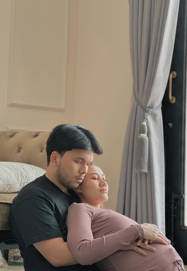 Semakin mendekati waktu lahiran, Aaliyah dan Thariq pun sudah mulai menyiapkan segala keperluan sang jabang bayi. Tak hanya itu saja, keduanya juga tampak mengikuti kelas prenatal yoga. Foto: Instagram/@jamilatus.sadiyah