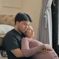 Semakin mendekati waktu lahiran, Aaliyah dan Thariq pun sudah mulai menyiapkan segala keperluan sang jabang bayi. Tak hanya itu saja, keduanya juga tampak mengikuti kelas prenatal yoga. Foto: Instagram/@jamilatus.sadiyah