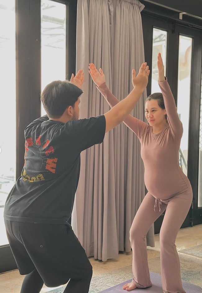 Couple prenatal yoga tersebut dipandu oleh bidan pendamping persalinan sekaligus guru yoga dan pilates prenatal-postnatal langganan para artis, Jamilatus Sa’diyah. Foto-foto Thariq dan Aaliyah saat jalani prenatal yoga bareng diunggah oleh Jamilatus Sa’diyah ke akun Instagramnya. Foto: Instagram/@jamilatus.sadiyah