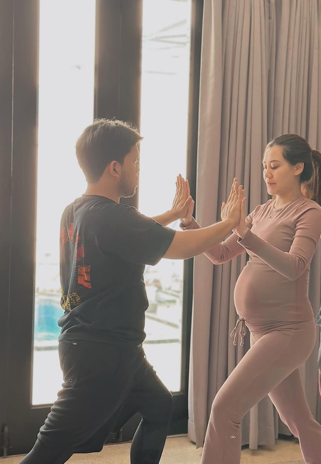Tampak Thariq dan Aaliyah dengan kompak mengikuti berbagai pose sambil dipandu oleh guru yoga mereka. Foto: Instagram/@jamilatus.sadiyah