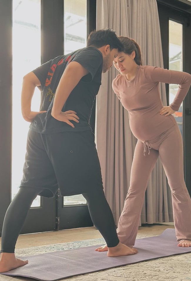 Semakin mendekati persalinan, baby bump di perut Aaliyah pun tampak sudah semakin besar. Baby bump tersebut terlihat jelas kala Aaliyah mengenakan pakaian olahraga fit body. Foto: Instagram/@jamilatus.sadiyah
