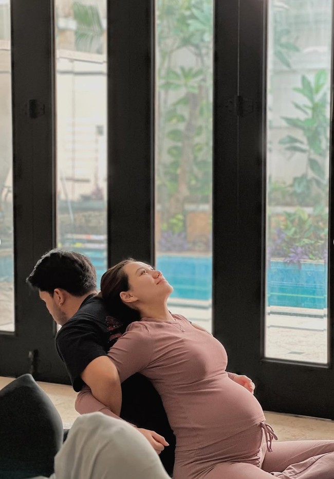 Melengkapi penampilan naturalnya, rambut Aaliyah juga tampak simpel dengan hanya diikat satu ke belakang. Foto: Instagram/@jamilatus.sadiyah