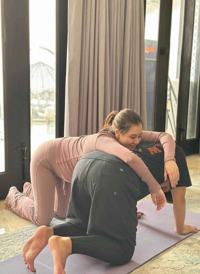 Moments couple prenatal yoga itu tentunya tak hanya menjadi salah satu persiapan jelang persalinan, melainkan juga mempererat hubungan emosional kedua calon orangtua baru tersebut. Foto: Instagram/@jamilatus.sadiyah