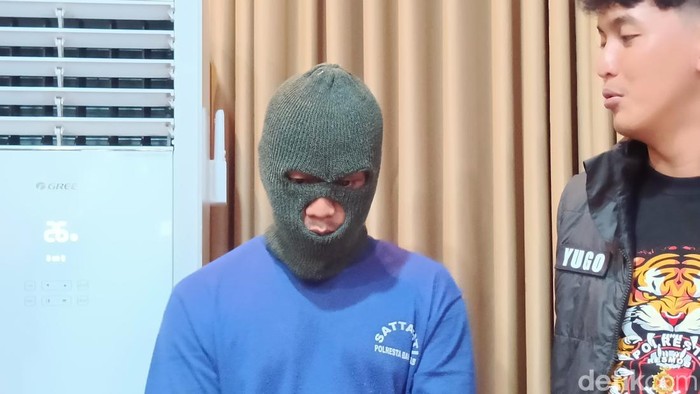 Tampang Kiswanto alias Boing, pria yang membunuh ABG asal Brebes di Purwokerto, Banyumas, saat dihadirkan di Mapolresta Banyumas, Selasa (10/6/2025).