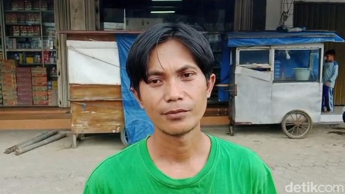 Adi, pemilik gerobak yang ditabrak saat memberikan keterangan.