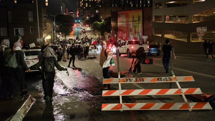 Ratusan warga Austin turun ke jalan pada Senin malam (9/6/2025) dalam aksi unjuk rasa solidaritas terhadap demonstrasi yang berlangsung di Los Angeles. Aksi ini menolak keras operasi penyisiran imigrasi federal yang dinilai represif dan diskriminatif. REUTERS/Joel Angel Juarez