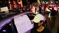 Para demonstran memadati sejumlah ruas jalan di pusat kota Austin. Mereka membawa berbagai poster dan spanduk bertuliskan tuntutan untuk menghentikan operasi imigrasi yang dinilai menyasar komunitas tertentu. REUTERS/Joel Angel Juarez