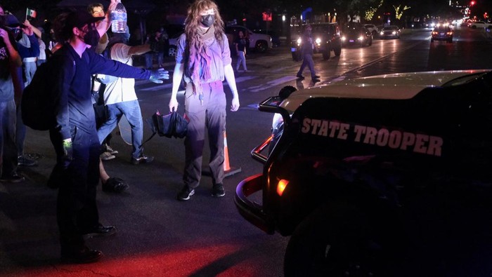 Aksi Solidaritas Meluas, Warga Austin Turun ke Jalan Tolak Operasi Imigrasi Federal Ratusan warga Austin turun ke jalan pada Senin malam (9/6/2025) dalam aksi unjuk rasa solidaritas terhadap demonstrasi yang berlangsung di Los Angeles. Aksi ini menolak keras operasi penyisiran imigrasi federal yang dinilai represif dan diskriminatif. REUTERS/Joel Angel Juarez