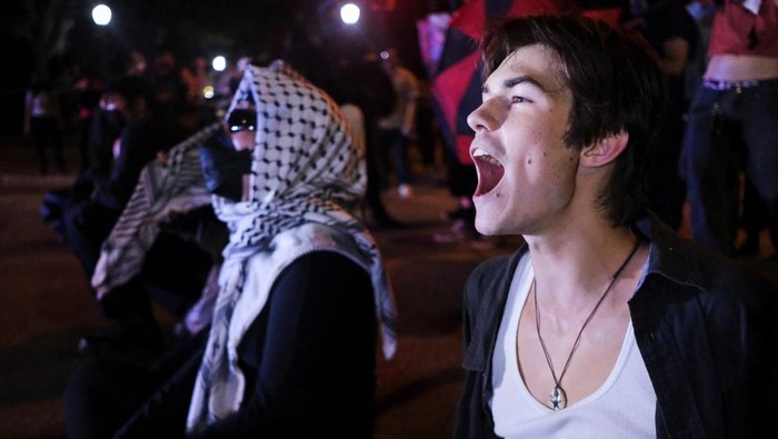 Aksi Solidaritas Meluas, Warga Austin Turun ke Jalan Tolak Operasi Imigrasi Federal Ratusan warga Austin turun ke jalan pada Senin malam (9/6/2025) dalam aksi unjuk rasa solidaritas terhadap demonstrasi yang berlangsung di Los Angeles. Aksi ini menolak keras operasi penyisiran imigrasi federal yang dinilai represif dan diskriminatif. REUTERS/Joel Angel Juarez