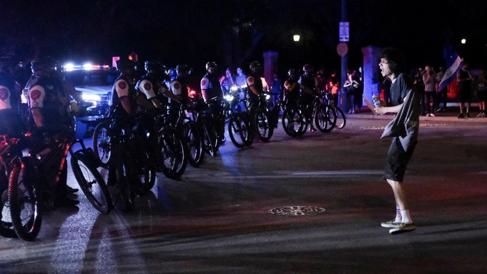 Ratusan warga Austin turun ke jalan pada Senin malam (9/6/2025) dalam aksi unjuk rasa solidaritas terhadap demonstrasi yang berlangsung di Los Angeles. Aksi ini menolak keras operasi penyisiran imigrasi federal yang dinilai represif dan diskriminatif. REUTERS/Joel Angel Juarez