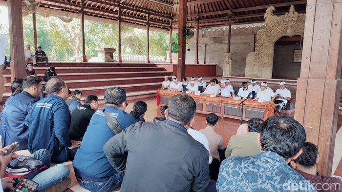 Aliansi Perjuangan Rakyat Bali saat berdiskusi dengan Komisi IV DPRD Bali, Disnaker Bali, dan pihak lainnya, Selasa (10/6/2025). (Ahmad Firizqi Irwan)