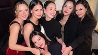 Selain sahabat, pada acara bridal shower Alyssa Daguise kali ini juga hadir kakak perempuannya, Alexandra Daguise (berdiri di sisi paling kanan Alyssa). Foto: dok. Instagram Story Alyssa Daguise