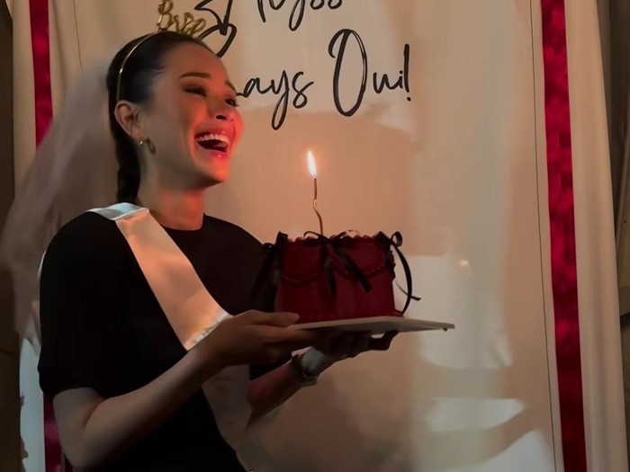 Alyssa Daguisse dapat kejutan bridal shower.