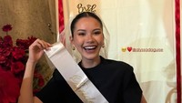 Alyssa tersenyum memakai selempang Bride to Be, lengkap dengan veil pendek dan bandana berwarna emas bertuliskan Bride. Foto: dok. Instagram Story Alyssa Daguise