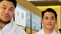 Ivan Gunawan dan Afgan satu travel haji, tapi berbeda rombongan. Foto: dok. Instagram Derry Sulaiman