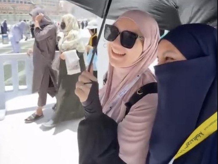 Artis haji Selebritas bertemu di Tanah Suci sambil berhaji.