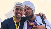 Allah kuasa, habis melempar jumrah jumpa drummer @gigibandofficial bang @gustihendy di MINA, do’akan kami semoga jadi haji yang mabrur, aamiiin, tulis Derry Sulaiman dalam akun Instagram pribadinya. Foto: dok. Instagram Derry Sulaiman