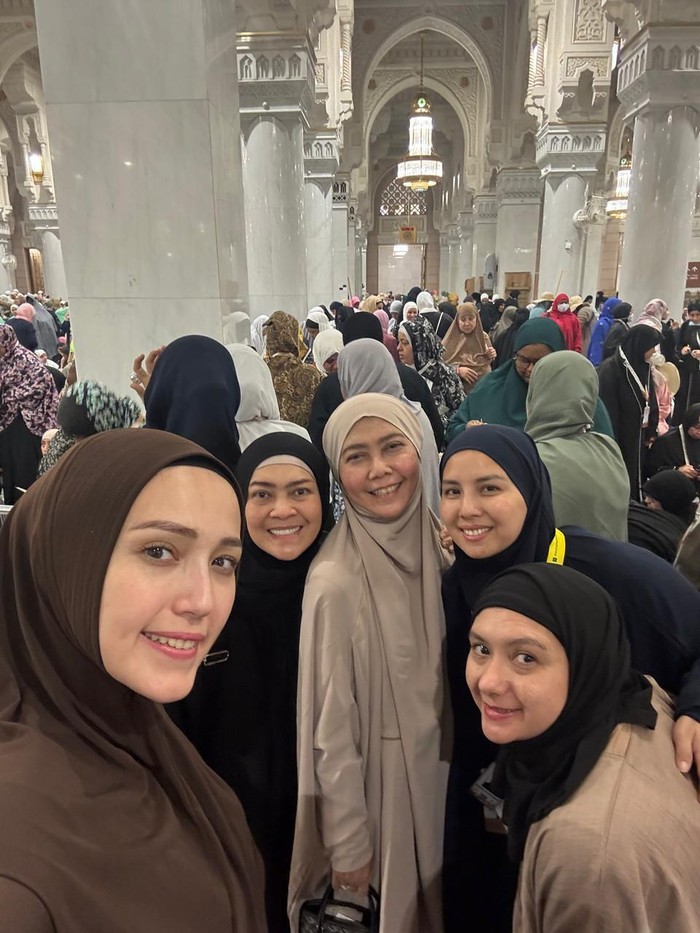 Artis haji Selebritas bertemu di Tanah Suci sambil berhaji.