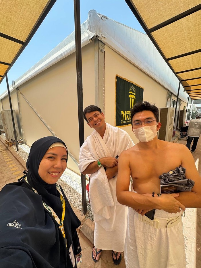 Artis haji Selebritas bertemu di Tanah Suci sambil berhaji.