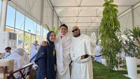 Masyaallah tabarakallah, ketemunya malah di rumah Allah. Bismillah mabrur & mabruroh semuanya, semoga yang belum berangkat haji juga disegerakan untuk jadi tamu undangan Allah. Aamiin, tulis Tya Ariestya dalam Instagram pribadinya dilihat pada Selasa (10/6/2025). Foto: dok. Instagram Tya Ariestya