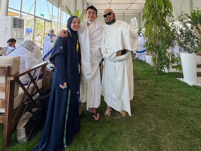 Artis haji Selebritas bertemu di Tanah Suci sambil berhaji.