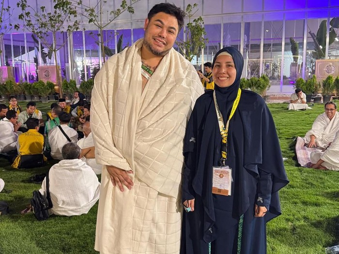 Selebritas bertemu di Tanah Suci sambil berhaji.