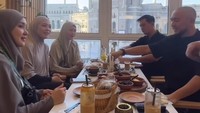 Ananda Omesh dan Dian Ayu, makan bareng Surya Insomnia dan istri, serta beberapa teman di Makkah setelah menyelesaikan rangkaian ibadah haji. Foto: dok. Instagram Story Ananda Omesh